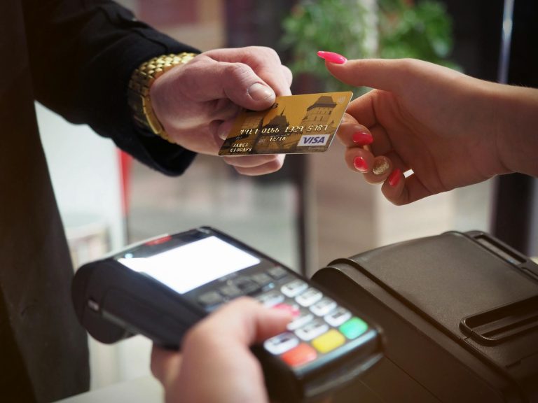 Paiement par carte bancaire avec son terminal
