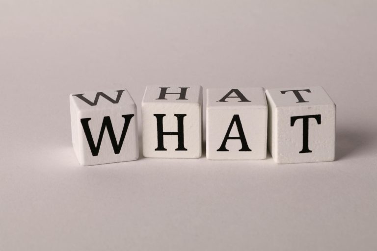 Cubes de lettres pour former le mot What pour dire Quoi en Anglais