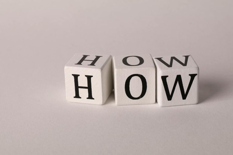 Cubes de lettres pour former le mot How pour dire Comment en Anglais