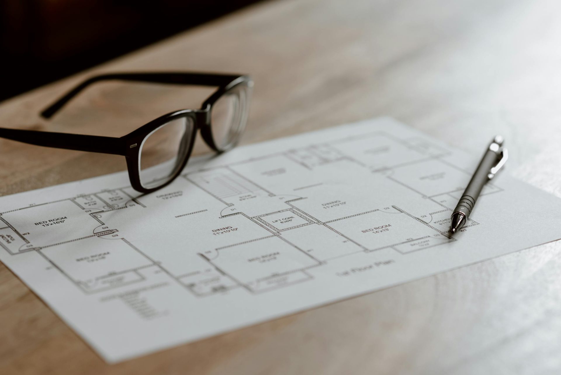 Plan d’un logement sur une table
