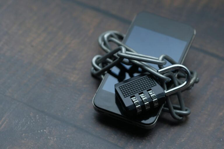 Cadenas à code ou à combinaison autour d’un smartphone