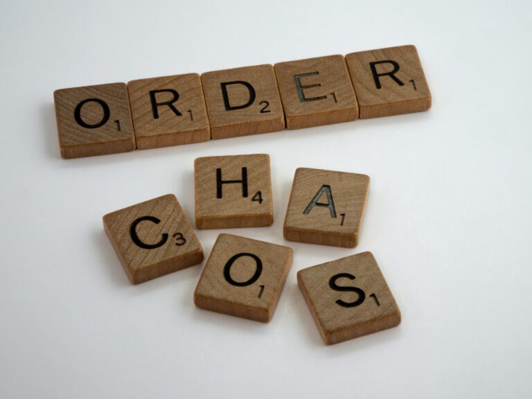 Order VS Chaos représenté par des jetons du type Scrabble