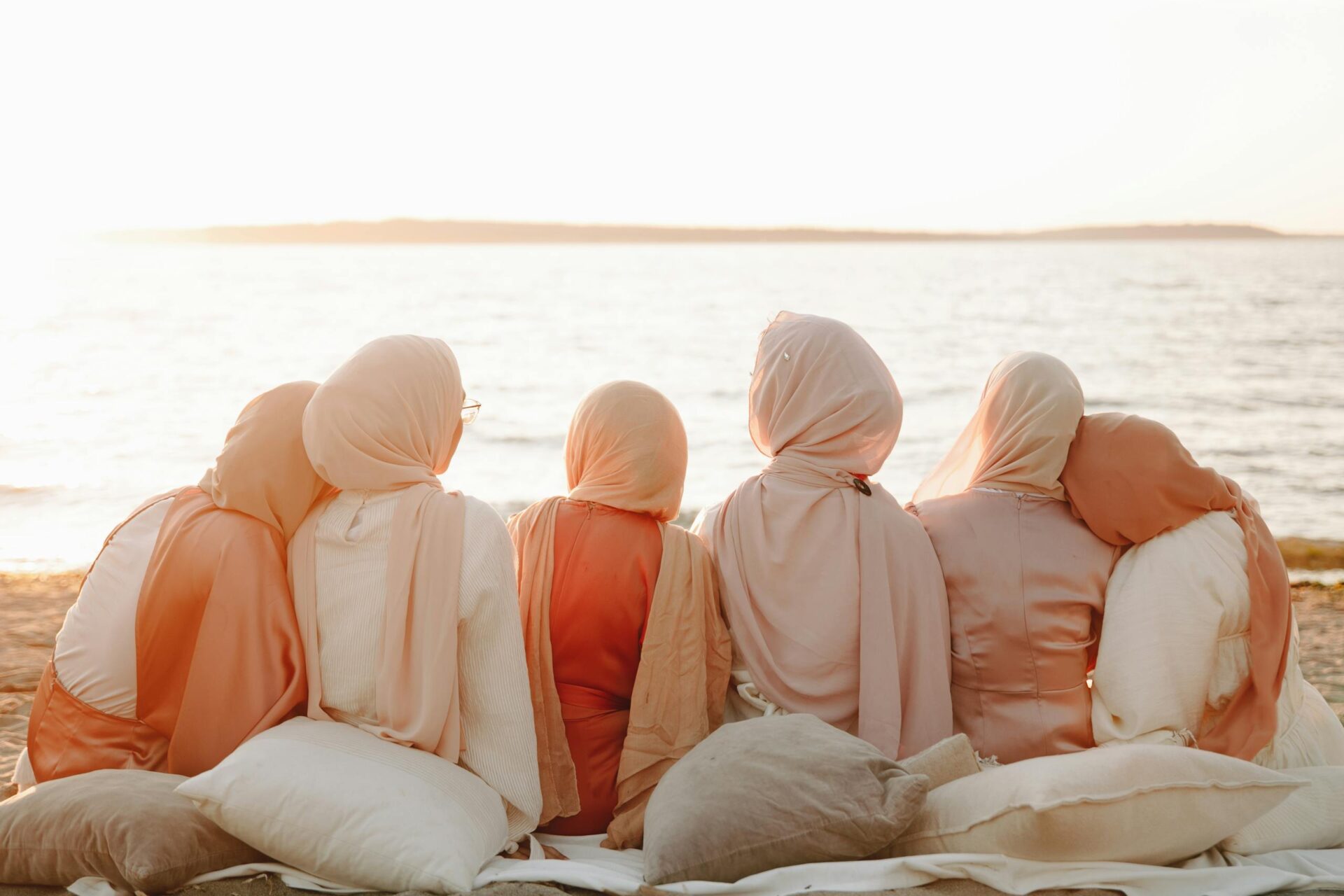 Six femmes musulmanes de dos face à la mer